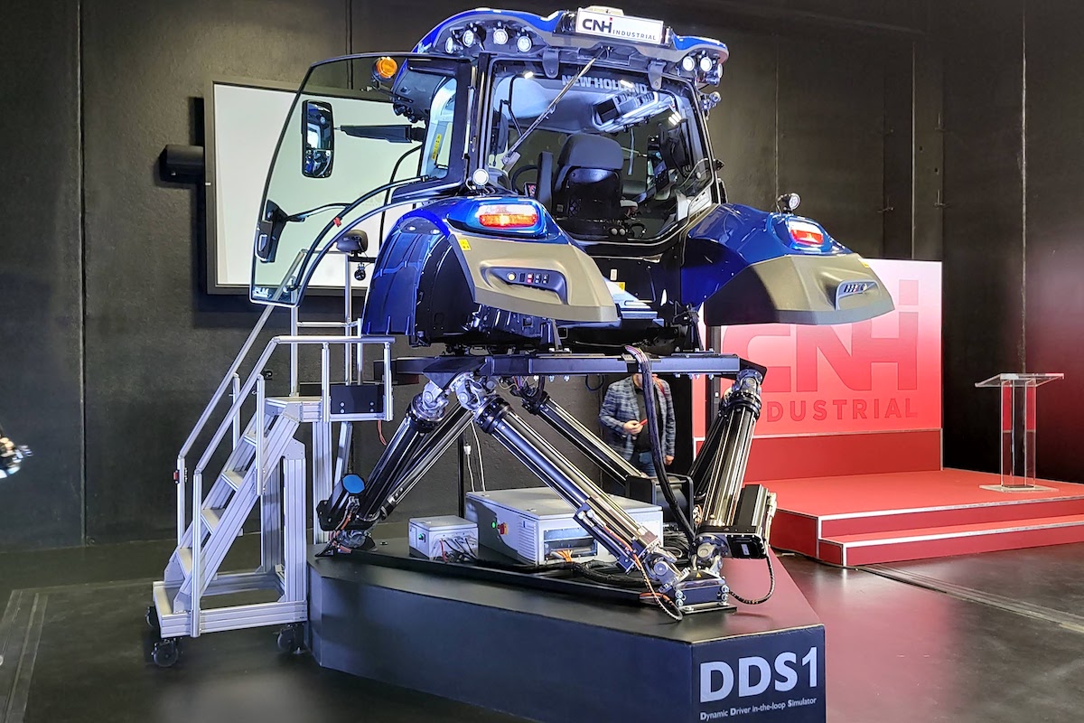 Il DSS-1 permette di simulare le varie condizioni di campo e di guidare un trattore molto tempo prima del lancio commerciale effettivo